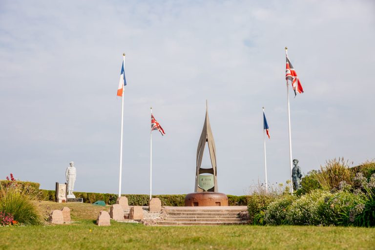 Monument la Flamme a Ouistreham photo par Caen la mer Tourisme et Les Conteurs