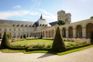 Visiter l'Abbaye aux Dames cour d'honneur