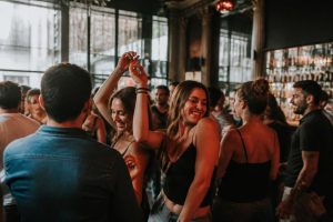 découvrez le meilleur bar dansant à caen pour une soirée réussie entre amis, avec une ambiance festive, musique entraînante et cocktails savoureux.