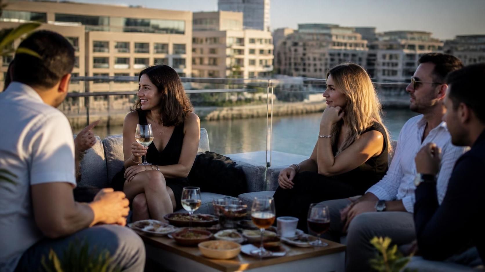 Meilleur rooftop bar à Caen : où profiter d’une vue imprenable et d’une ambiance unique 2 découvrez les meilleurs rooftops bars à caen pour savourer des cocktails exquis tout en profitant d’une vue panoramique exceptionnelle et d’une ambiance conviviale et unique.