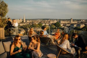 découvrez le meilleur rooftop bar à caen pour savourer des cocktails exquis, profiter d’une vue imprenable sur la ville et vivre une ambiance unique et conviviale.