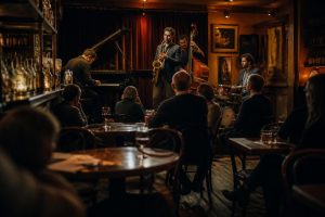 découvrez le meilleur bar jazz à caen pour une soirée réussie, avec une ambiance chaleureuse, une musique live exceptionnelle et des cocktails savoureux.