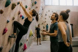 découvrez le meilleur mur d'escalade à caen pour débuter et progresser en toute sécurité. trouvez des conseils, des lieux adaptés et des astuces pour améliorer vos compétences d'escalade.